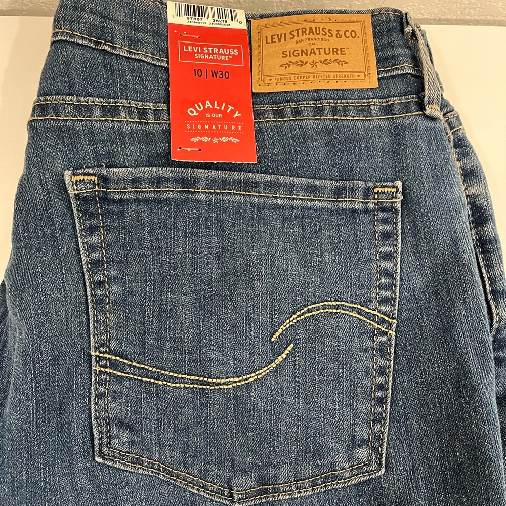 NWT- Levi Strauss Signature Blue Jeans